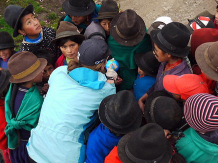 Chatting-with-kids-in-Ecuador